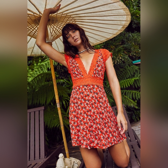 Free People Dresses & Skirts - EUC Like New Free People eyelit floral sleeveless vneck mini dress size 0